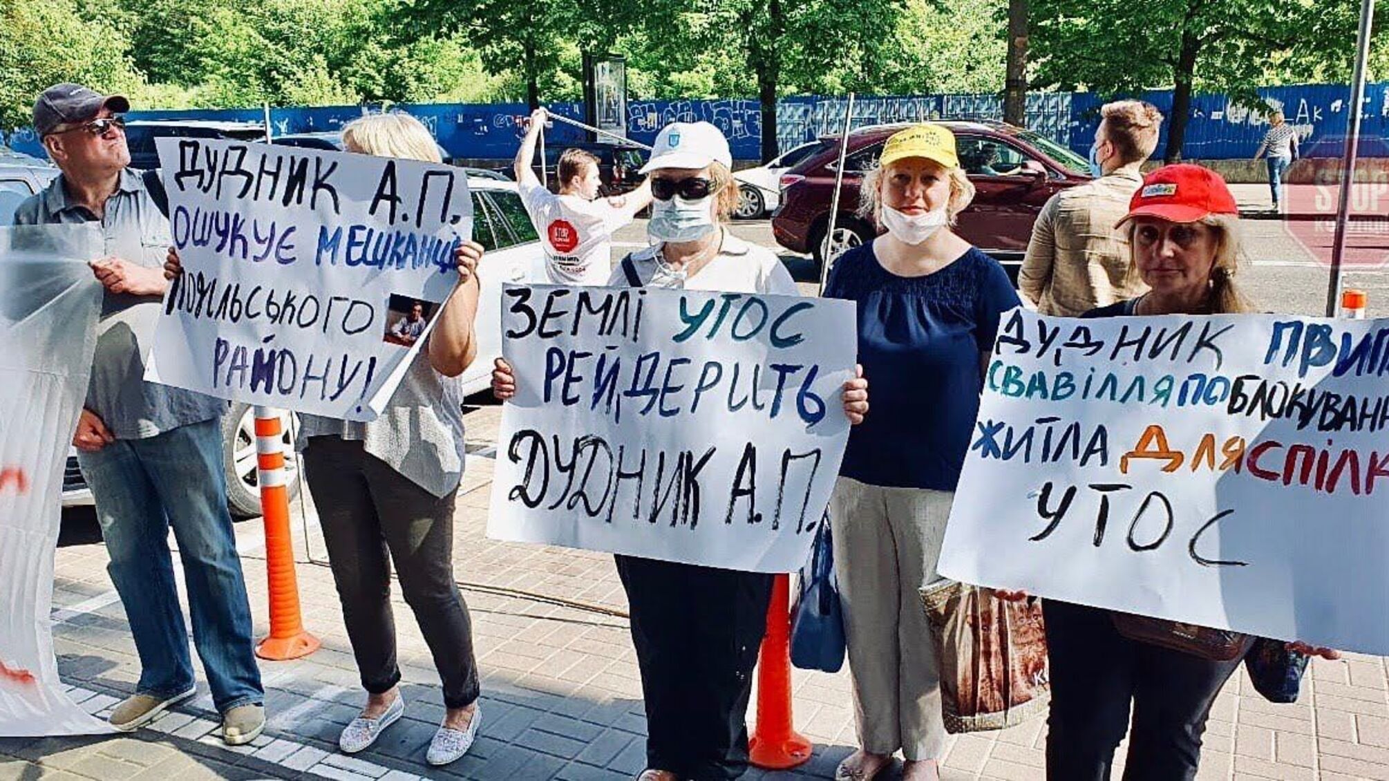 У Києві біля «Парусу» мітингують люди з інвалідністю: бізнесмен Дудник відбирає їхнє житло