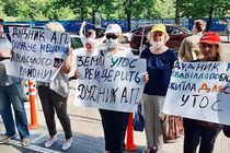 У Києві біля «Парусу» мітингують люди з інвалідністю: бізнесмен Дудник відбирає їхнє житло
