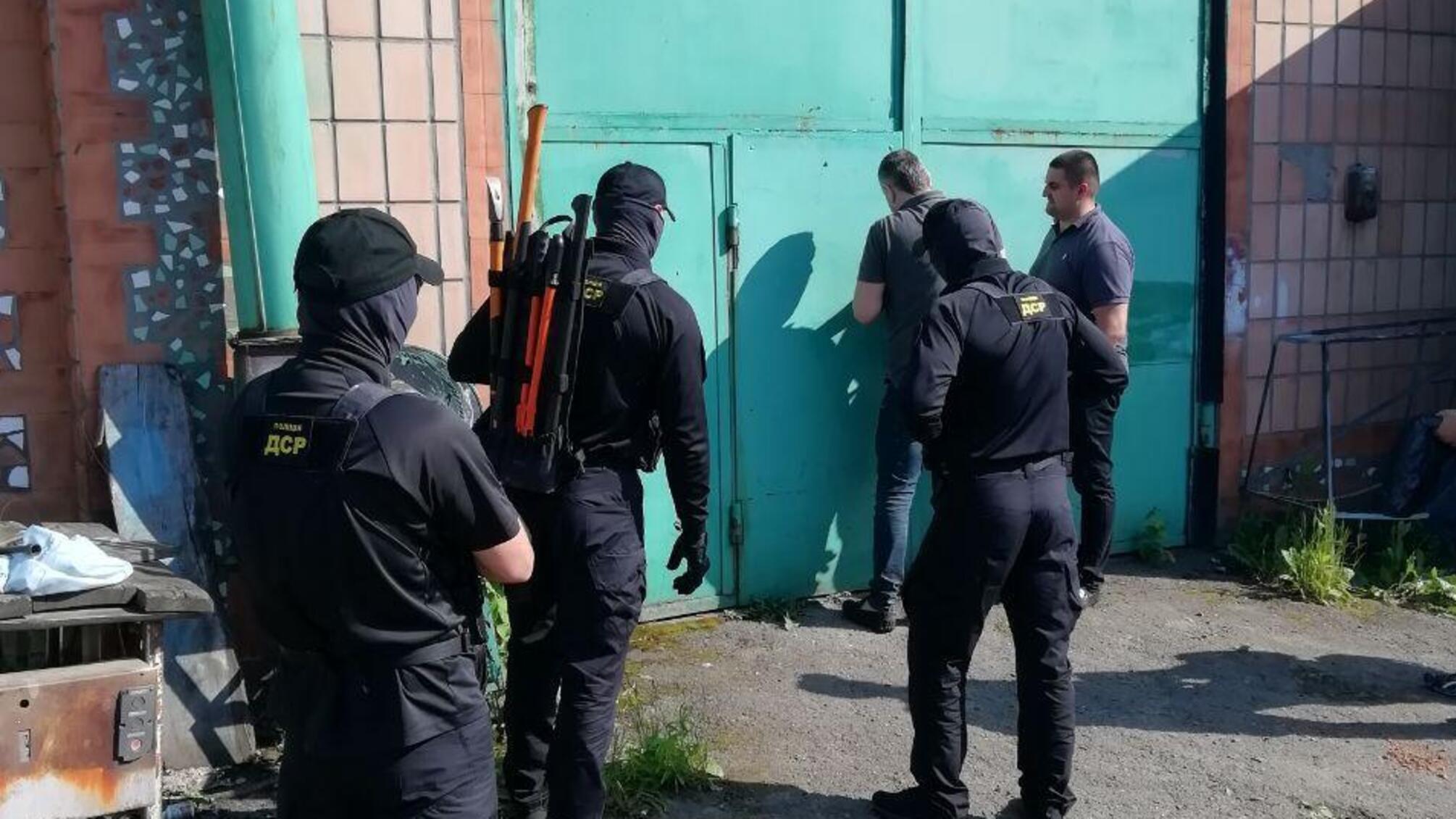 У рівненського підприємця на СТО виявили гранатомет, гранати, бурштин та розшукуваний «Range Rover»