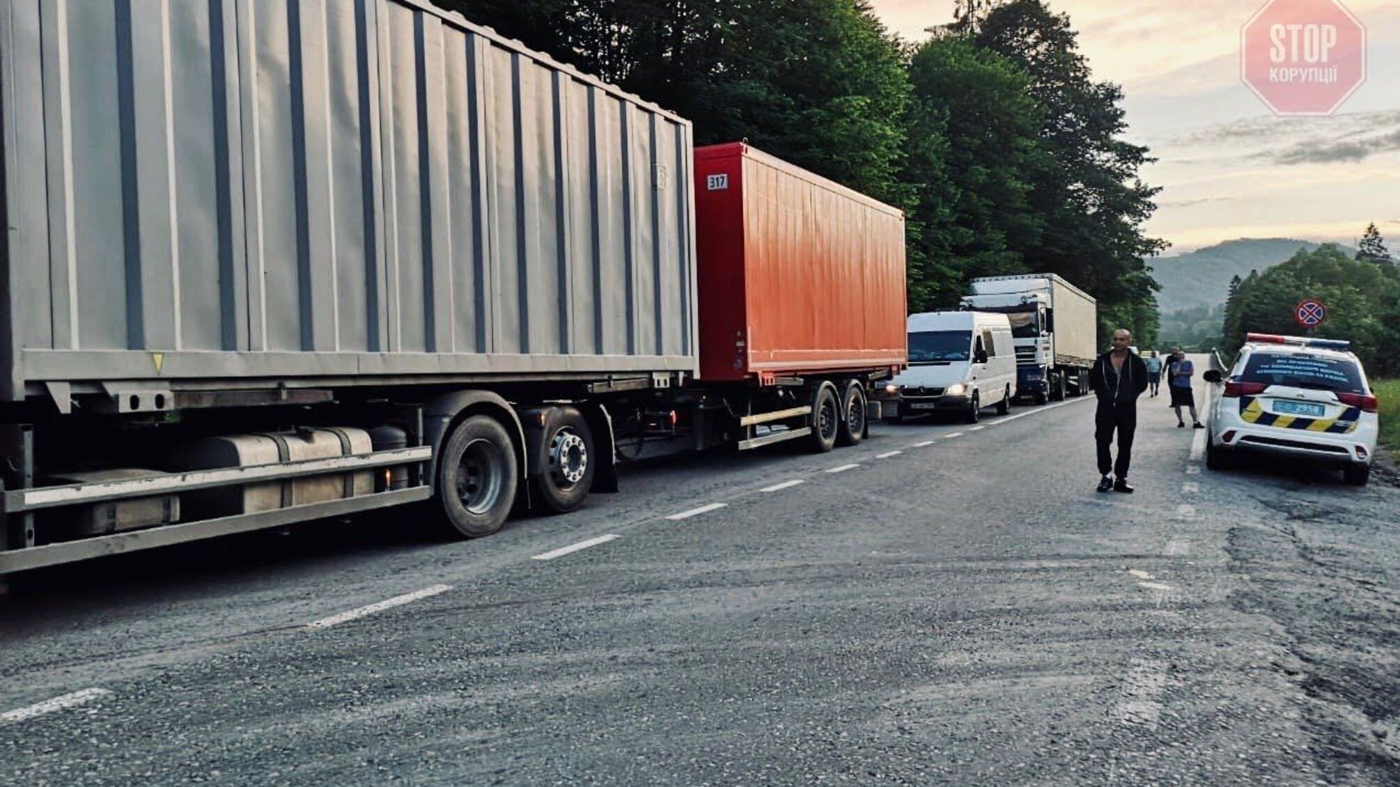 У Карпатах люди перекрили трасу Київ-Чоп (фото)