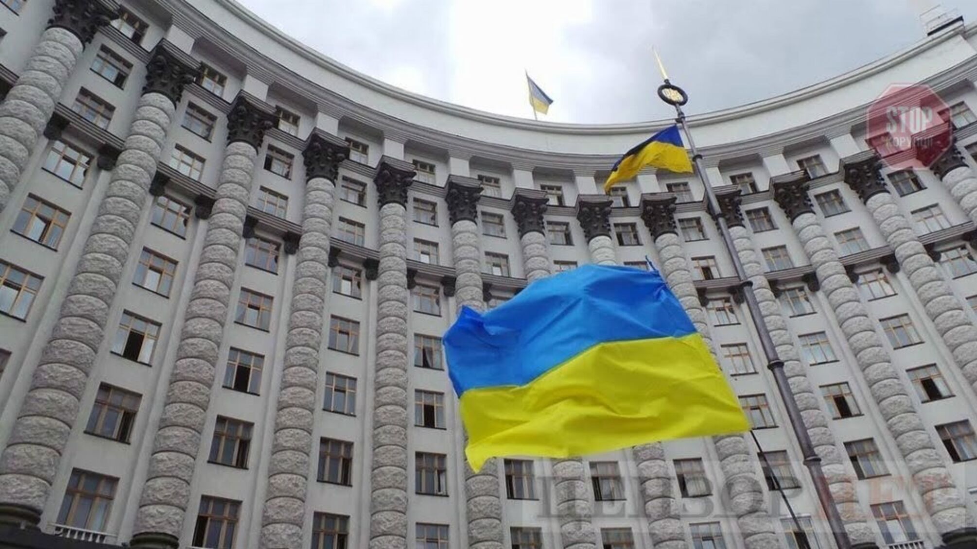 Декілька сотень українських рестораторів мітингують під Кабміном (відео)