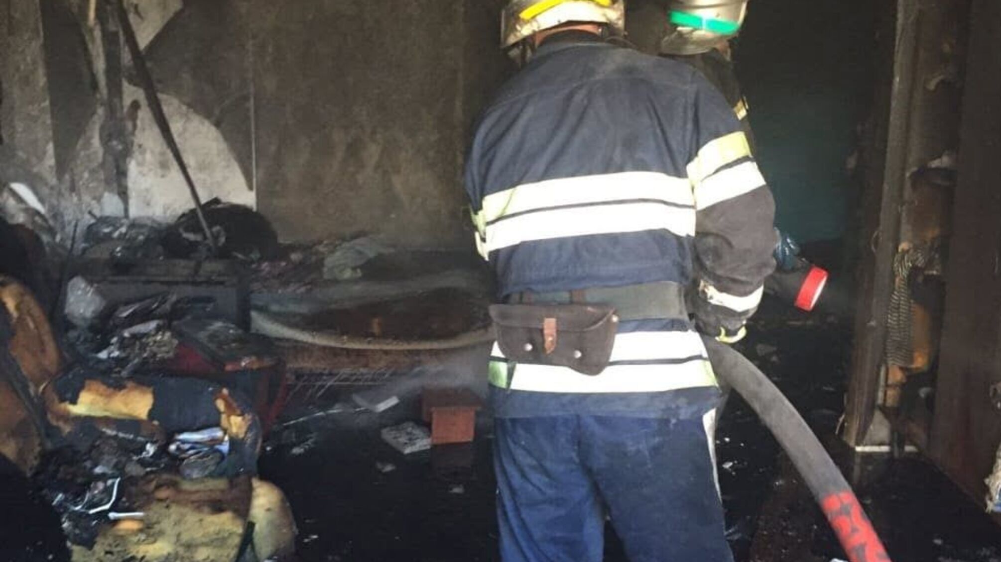 На Дніпропетровщині згоріла квартира депутата: чоловік у лікарні (фото)