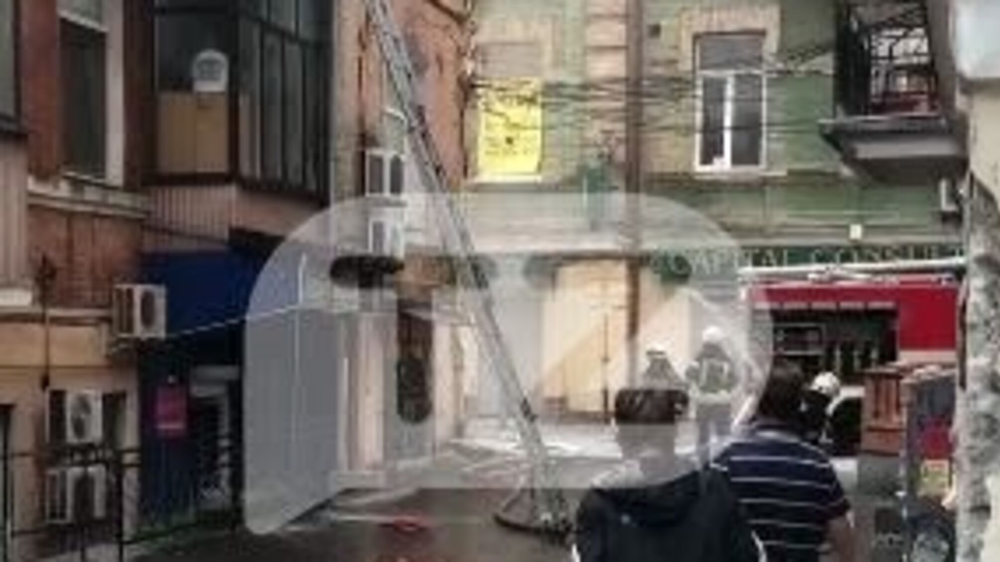 У Києві чоловік вистрибнув з балкона, аби врятуватись від пожежі (відео)