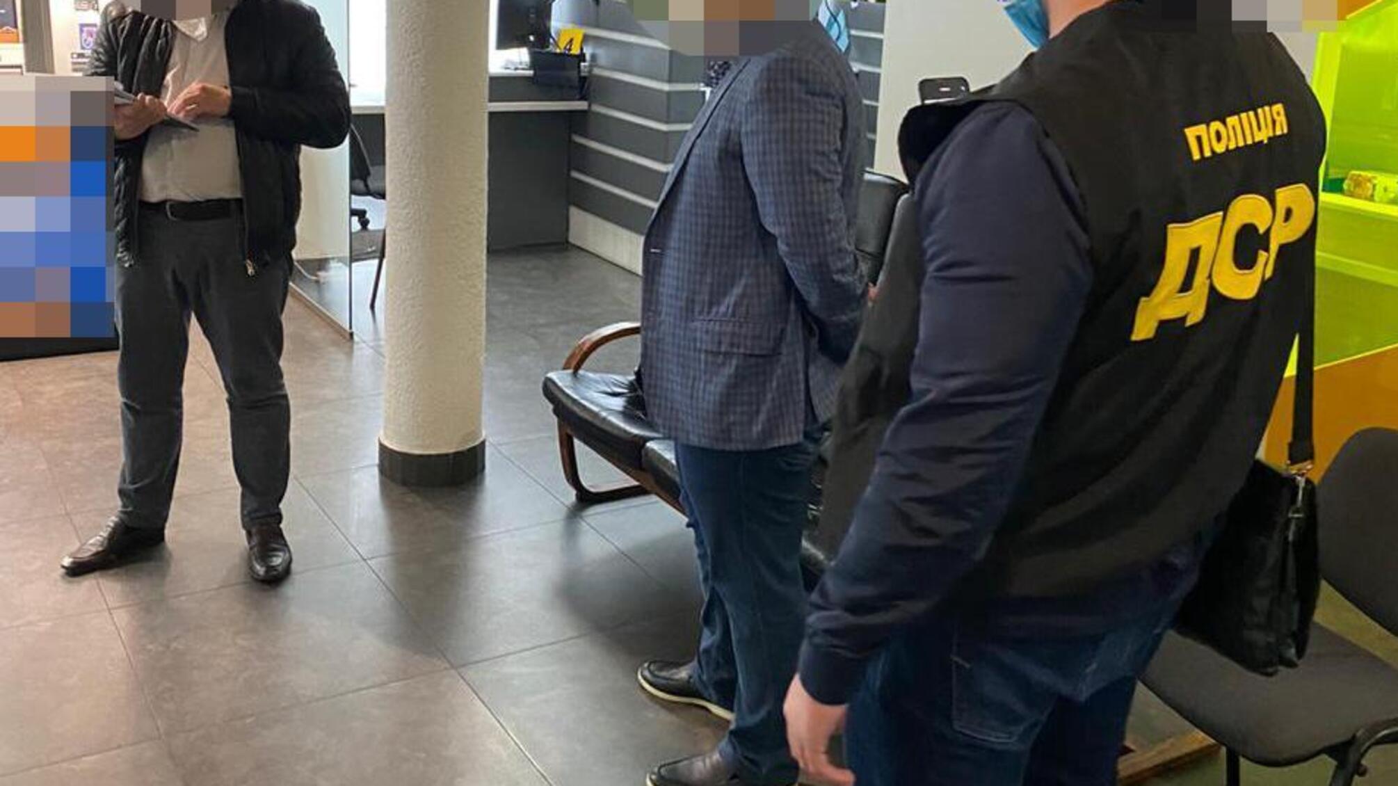 У Києві затримано прокурора місцевої прокуратури під час одержання 100 тисяч доларів США