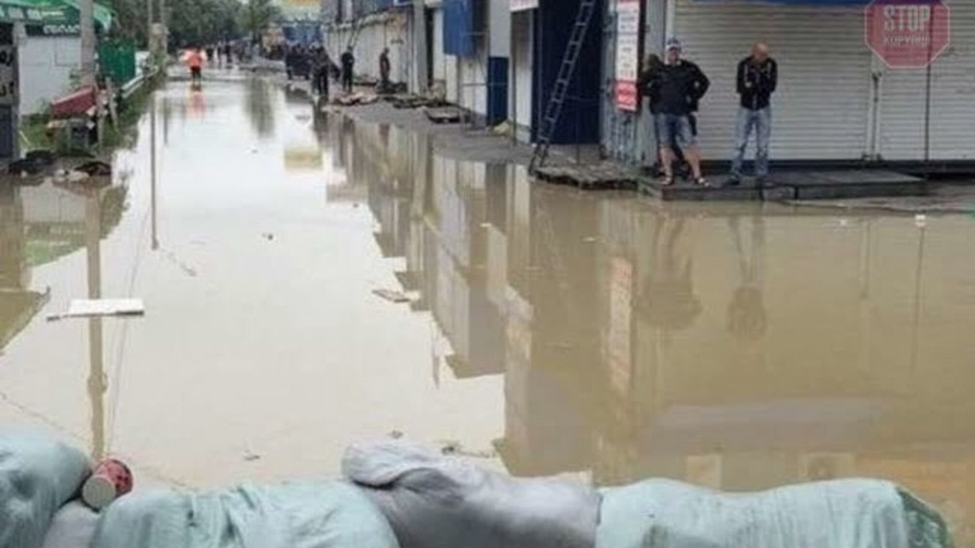 У Чернівцях річка вийшла з берегів: підтопило ринки (фото)