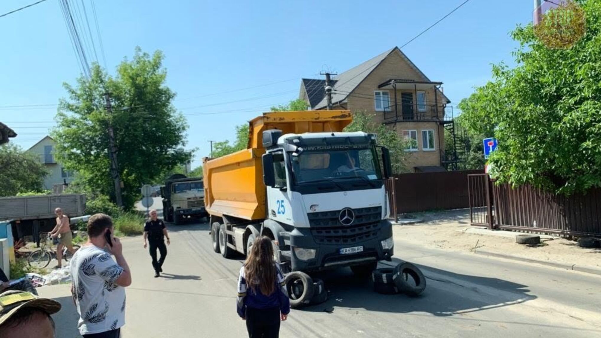 У Києві на Русанівці стався конфлікт між киянами і спецпризначенцями