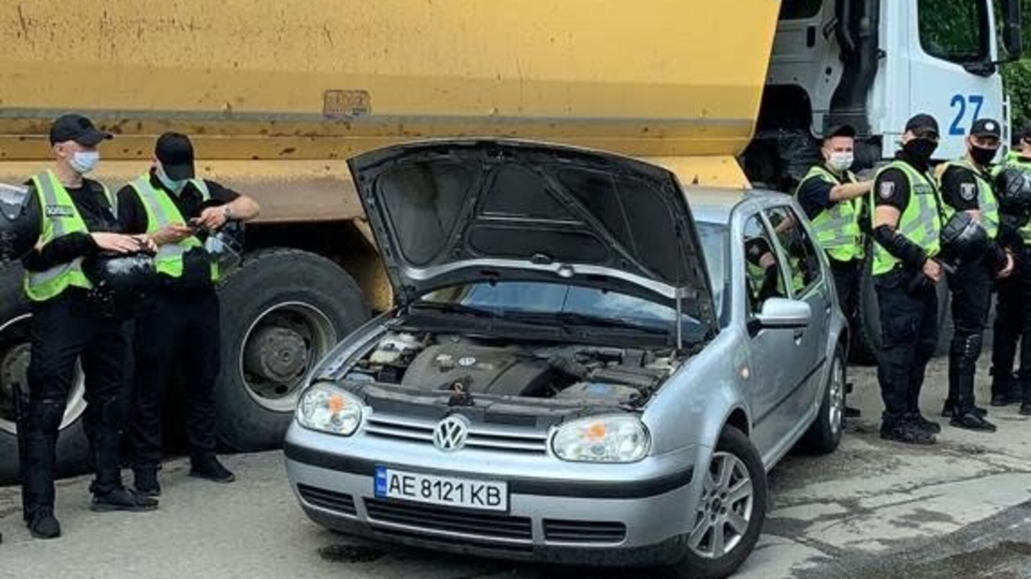 Люди проти машин: на Русанівських садах триває протест місцевих жителів
