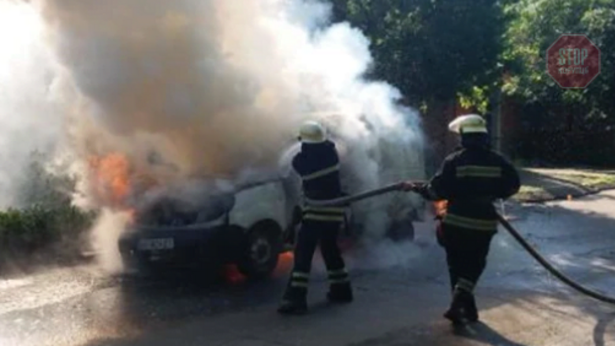На Дніпропетровщині людина згоріла заживо в машині (фото)