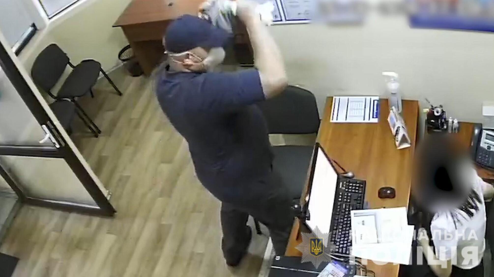 На Полтавщині поліція встановила підозрюваного у вбивстві касирки кредитного відділення у Кременчуці