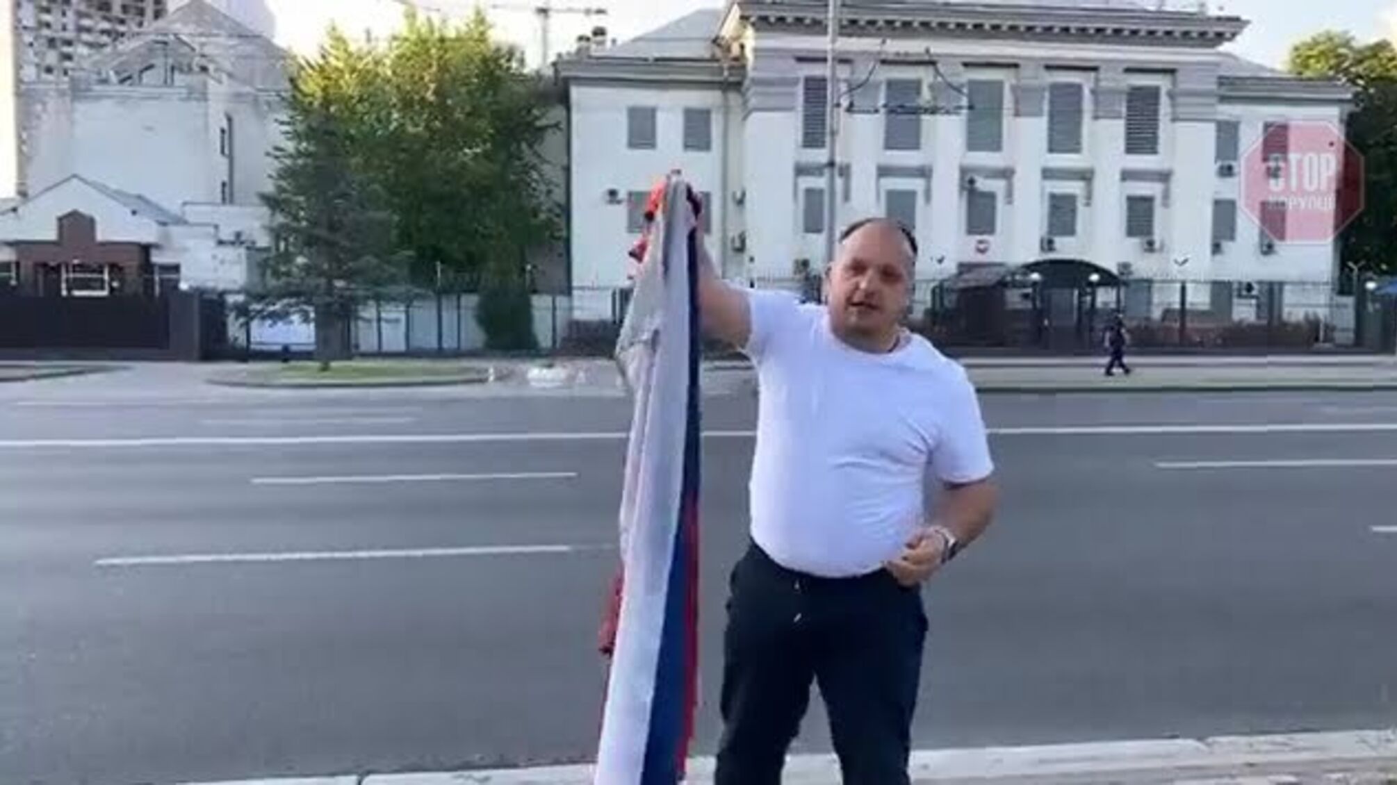 У Києві мер Конотопа спалив прапор Росії навпроти посольства РФ