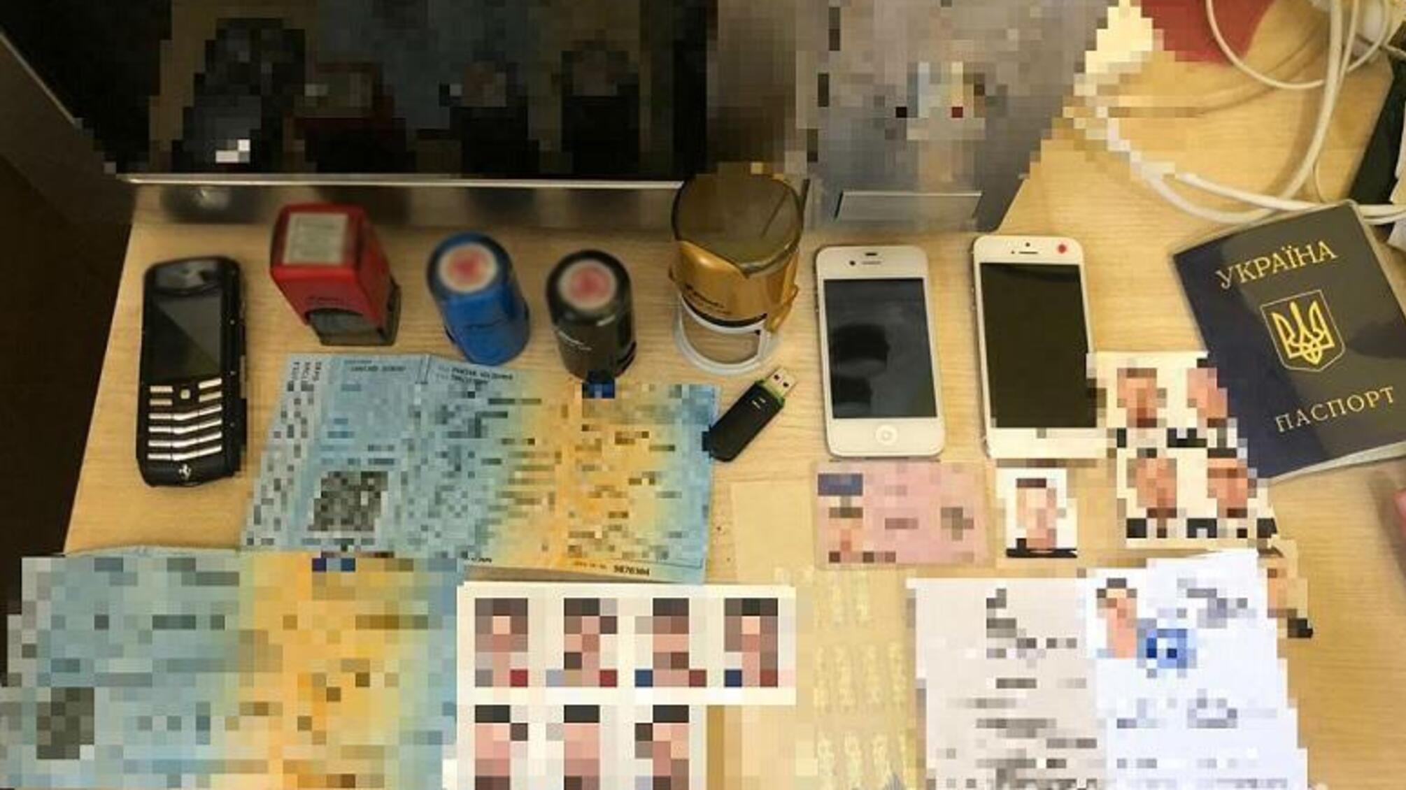 У Києві правоохоронці перекрили канал незаконного перенаправлення осіб через державний кордон