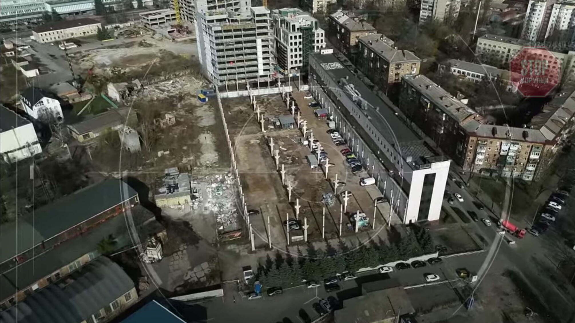 У Шевченківському районі столиці рейдери обгородили чужу територію парканом і встановили КПП