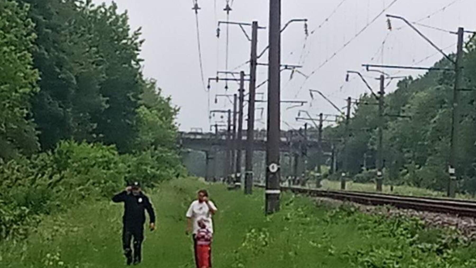 На Житомирщині поліцейські врятували жінку з дитиною з-під потяга