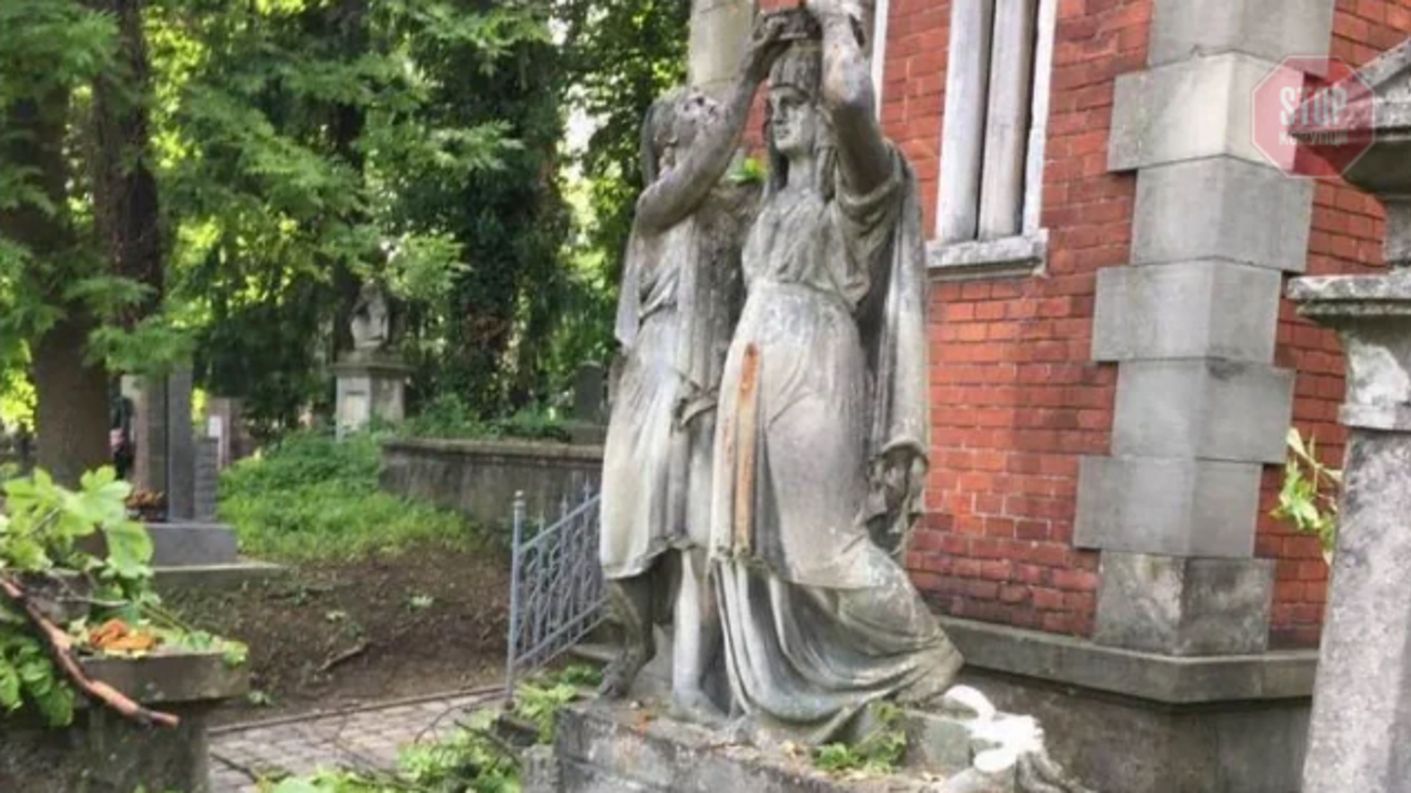 Негода у Львові: на Личаківському кладовищі ураган пошкодив 70 пам'яток
