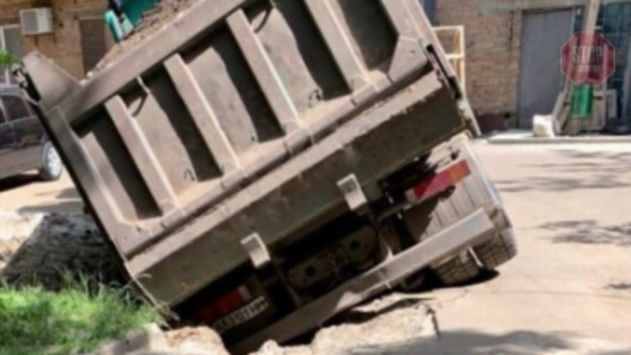У Києві вантажівка провалилася під асфальт (фото)