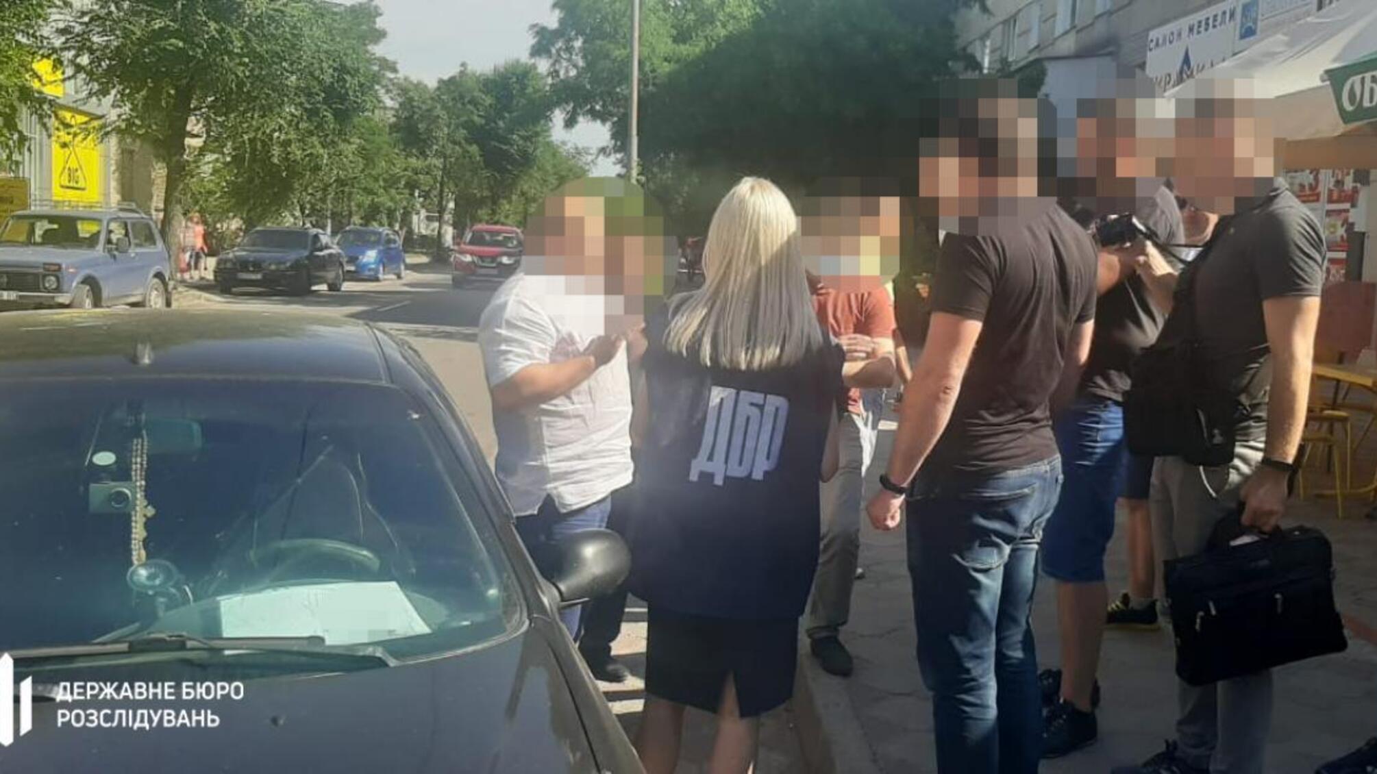 30 000 гривень за не перешкоджання підприємницької діяльності – ДБР затримало податківця