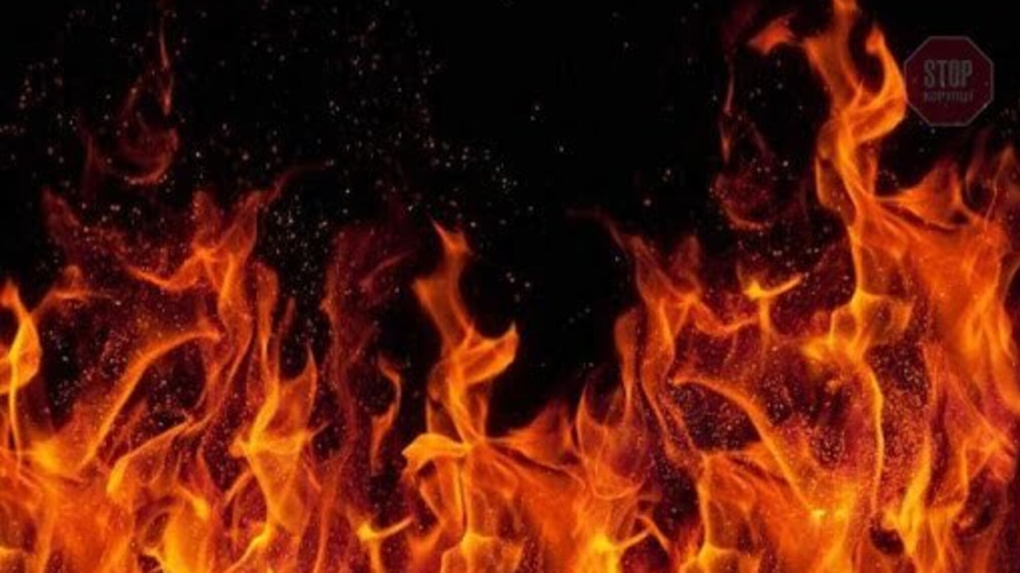 У Києві вогнеборці ліквідували пожежу на складі