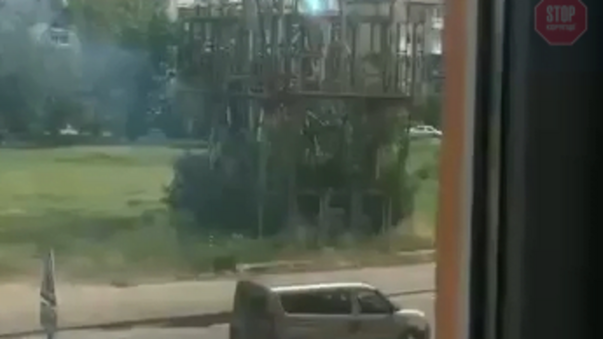 У Києві стався вибух високовольтної вишки (відео 18+)