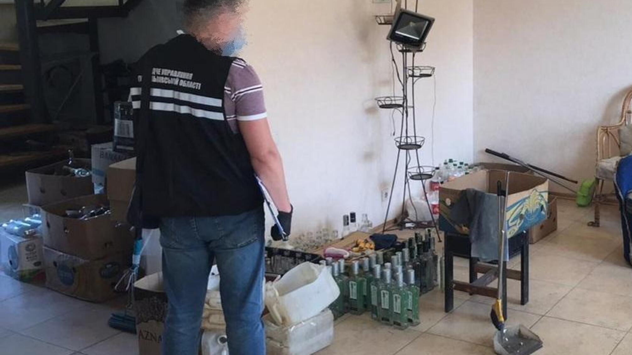 На Львівщині поліцейські припинили діяльність підпільних цехів з виготовлення фальсифікованого алкоголю