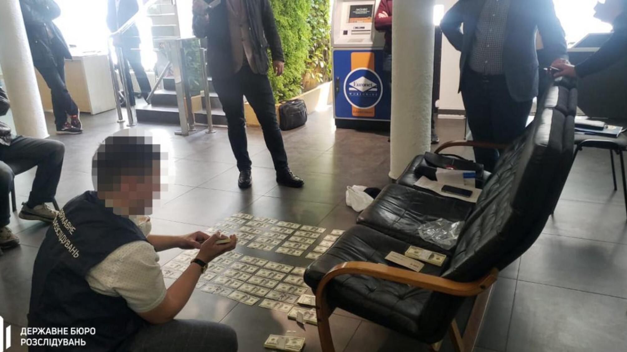 ДБР затримало прокурора Київської місцевої прокуратури під час заволодіння 100 000 доларів США