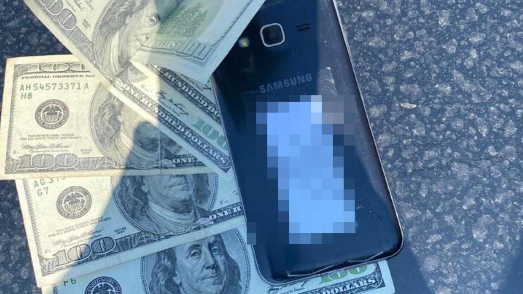 500 доларів США за переміщення тютюну до Угорщини – ДБР затримало прикордонника