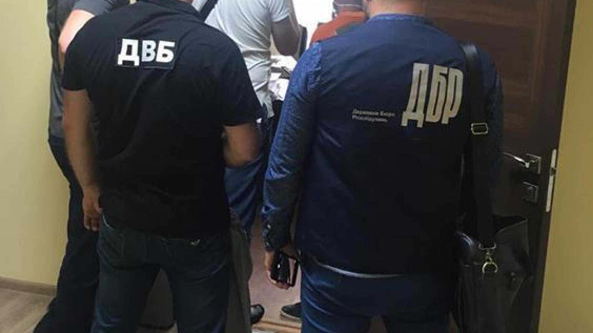 На одержанні хабаря внутрішня безпека поліції затримала слідчого на Закарпатті