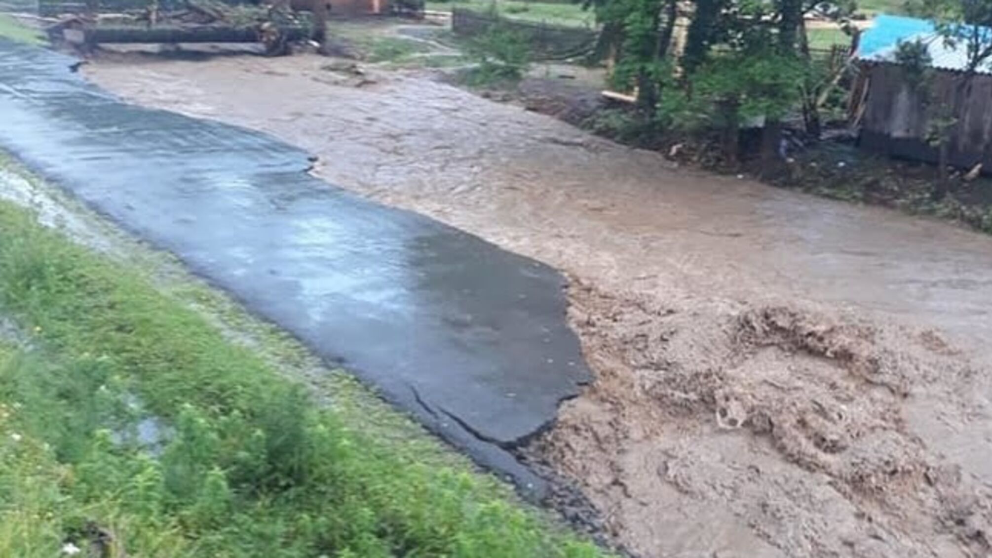 На Закарпатті через сильні зливи розмило дороги та мости (фото)