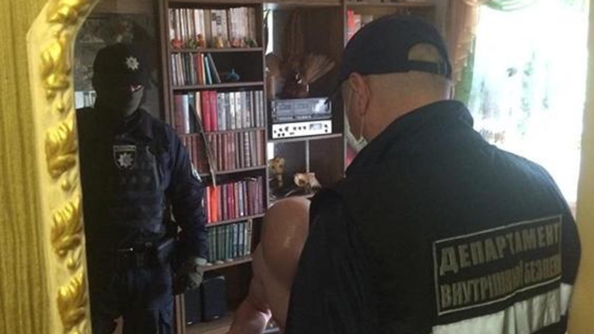 На Запоріжжі внутрішня безпека поліції встановила зловмисника, який облив дівчину сірчаною кислотою