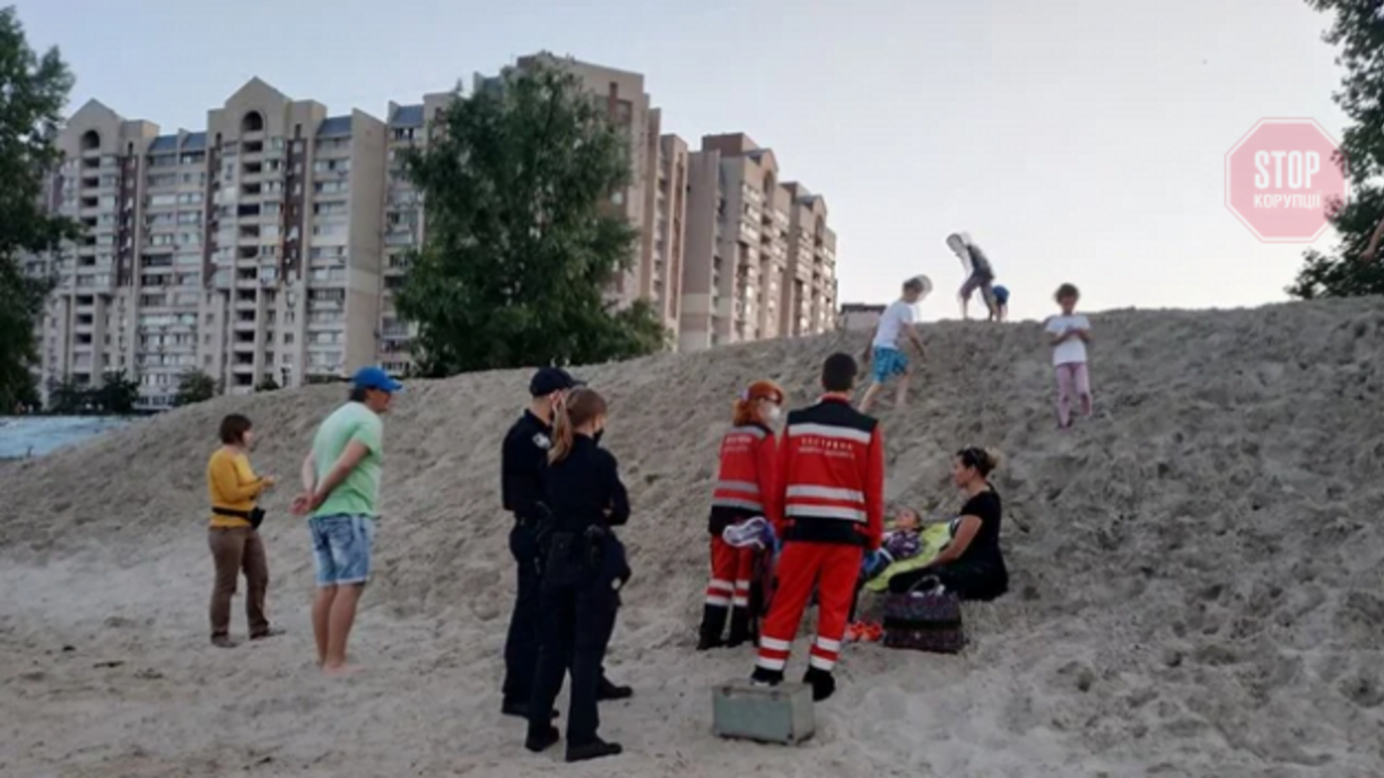 У Києві 10-річну дівчинку засипало піском (фото, відео)