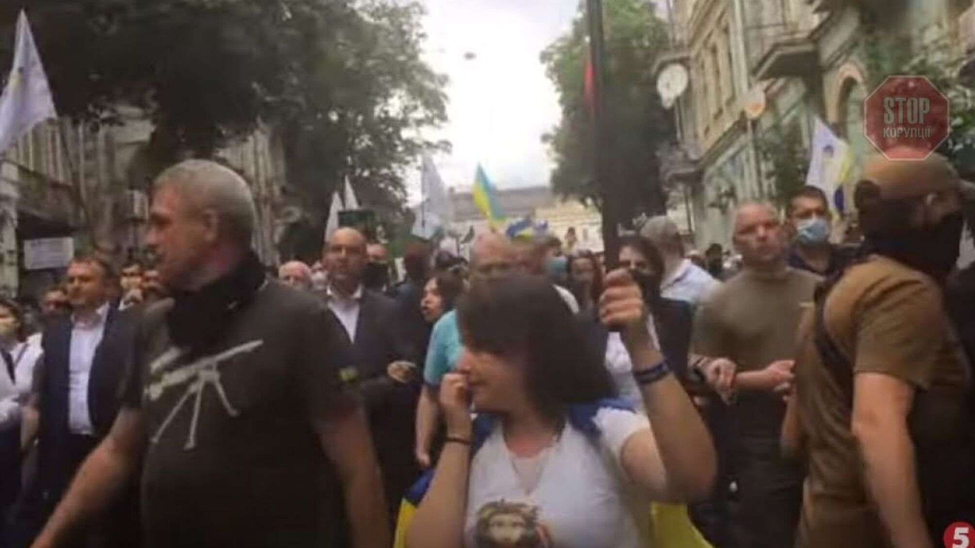 Антипрезидентська колона йде на Банкову (відео)