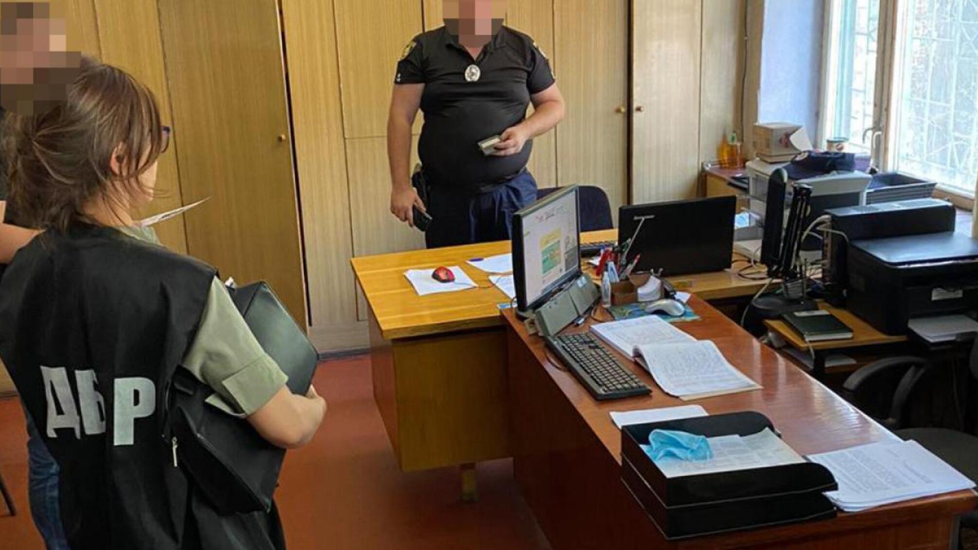 10 000 гривень за непритягнення неповнолітнього до адмінвідповідальності та надання хабара своєму керівнику – ДБР затримало інспектора Нацполіції