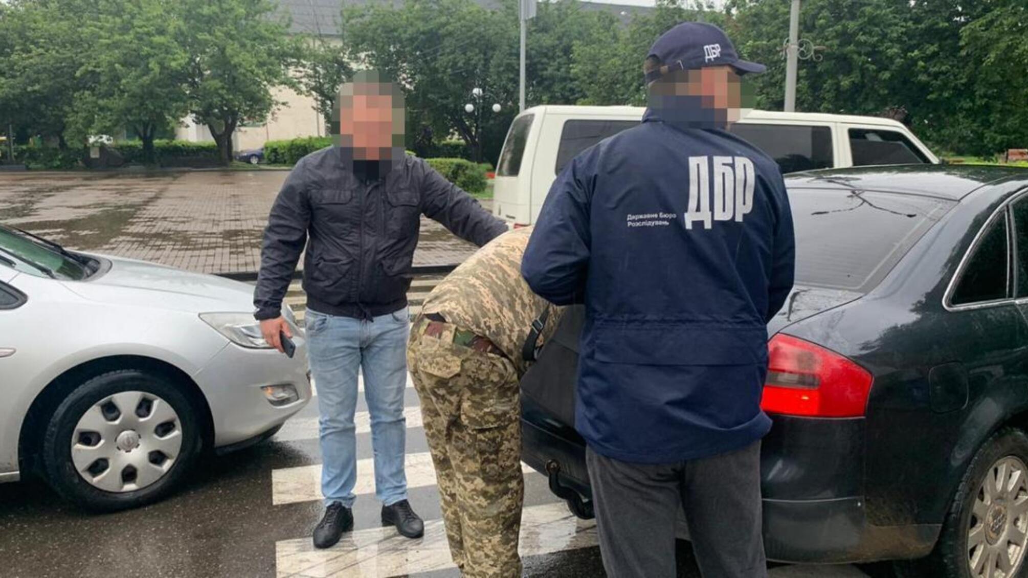  Систематичні хабарі за 'кришування' контрабанди цигарок – ДБР затримало прикордонника