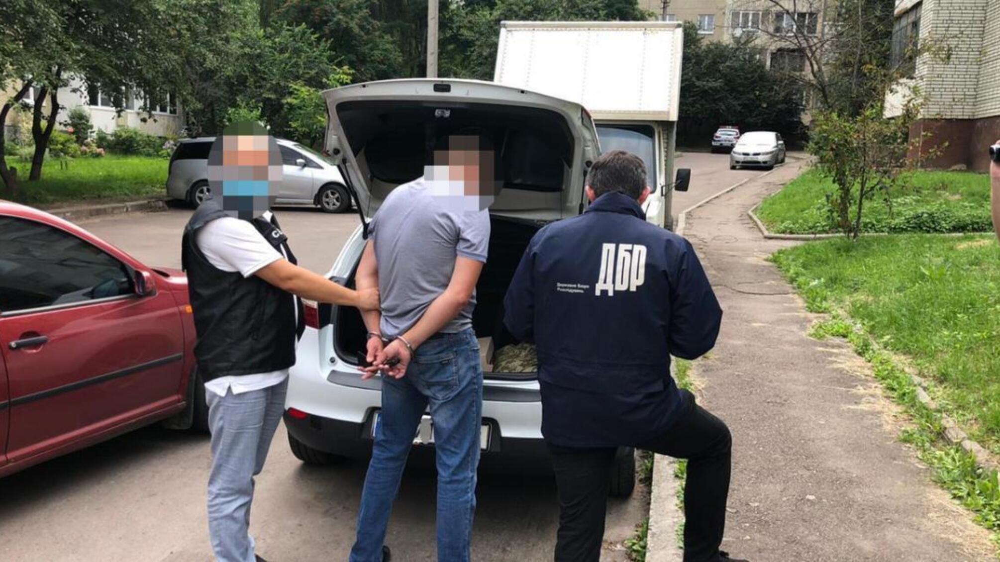 ДБР затримало прикордонника, який вимагав від підлеглого гроші за переведення на нове місце служби