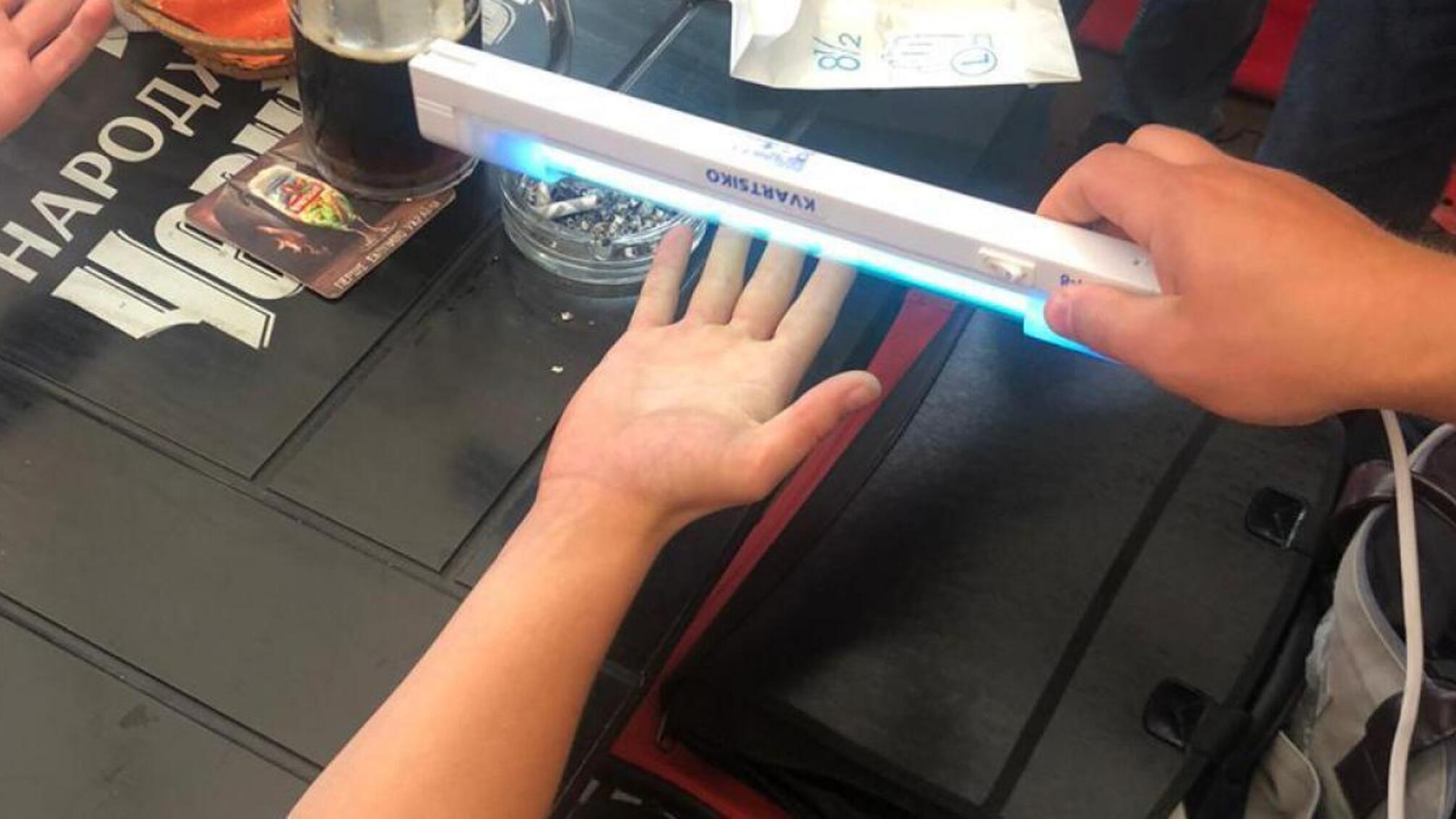 ДБР затримало прикордонника під час одержання хабара за спряння у незаконному переміщенні тютюнових виробів через держкордон