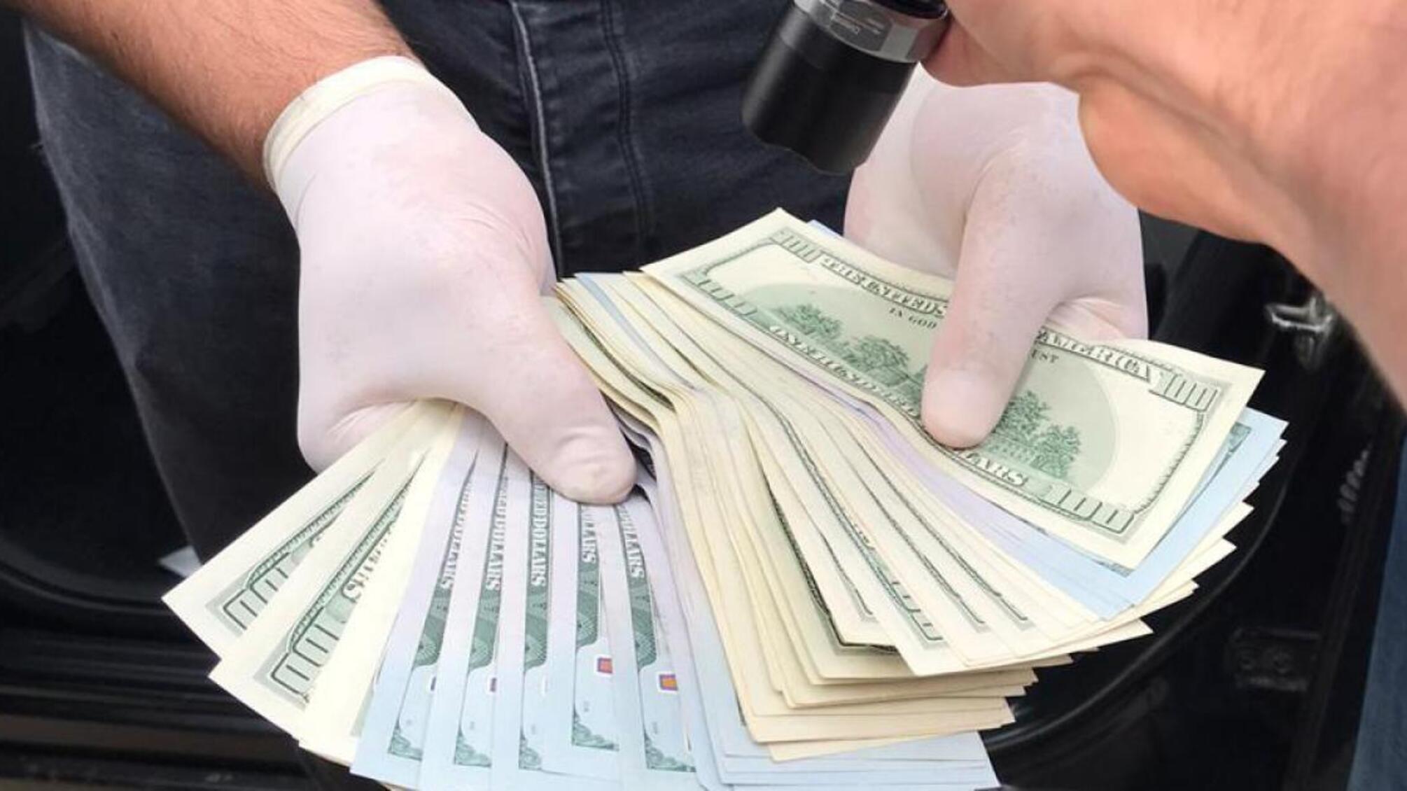 8 000 доларів США за перекваліфікацію злочину – ДБР затримало заступника начальника одного зі слідчих відділів ГУ Нацполіції м. Дрогобич