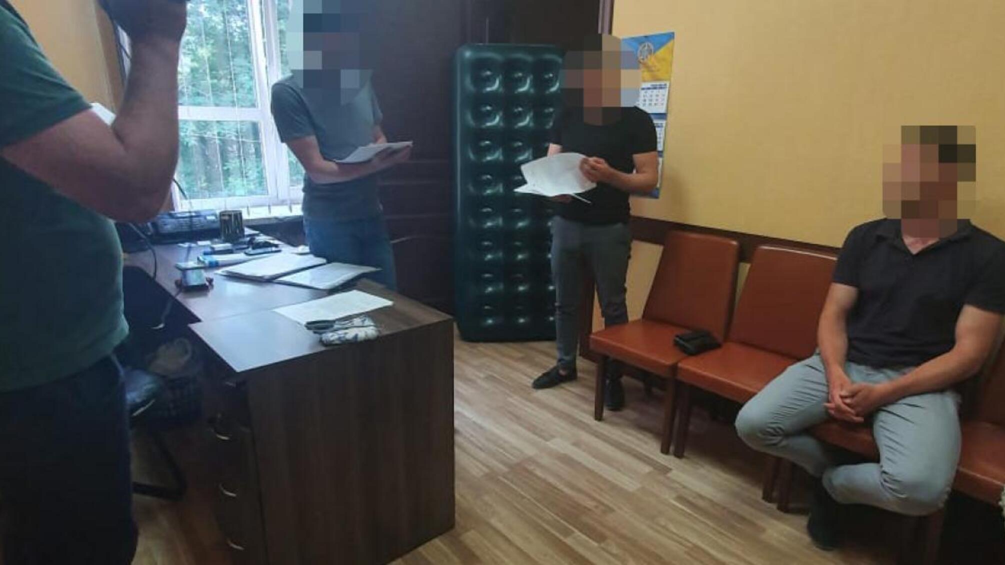 Вимагання 250 тисяч доларів США – ДБР, СБУ та ОГП викрили злочинну групу, до складу якої входив працівник СБУ