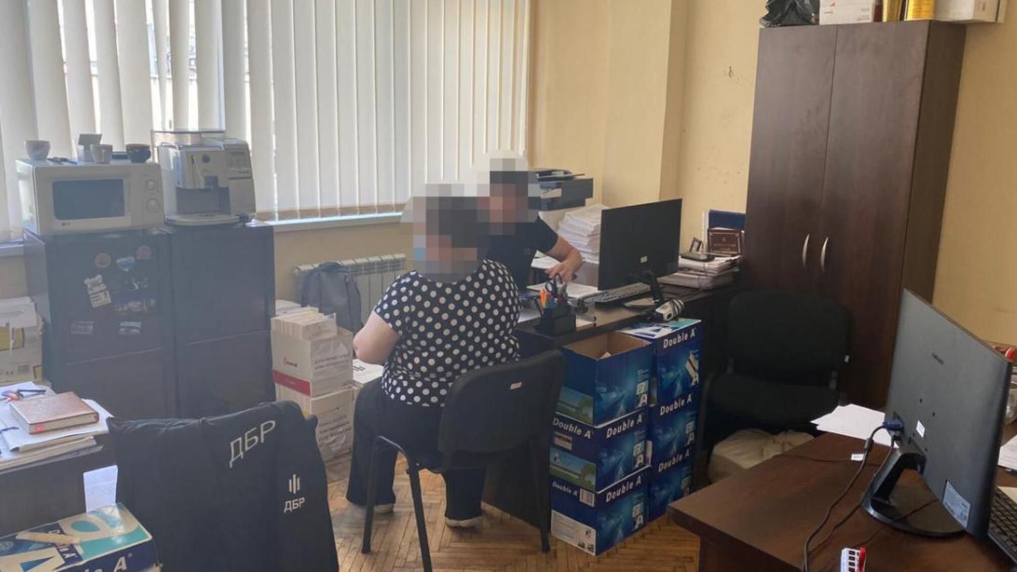 Понад мільйон гривень збитків через незаконні премії – ДБР повідомило про підозру колишнім посадовцям суду