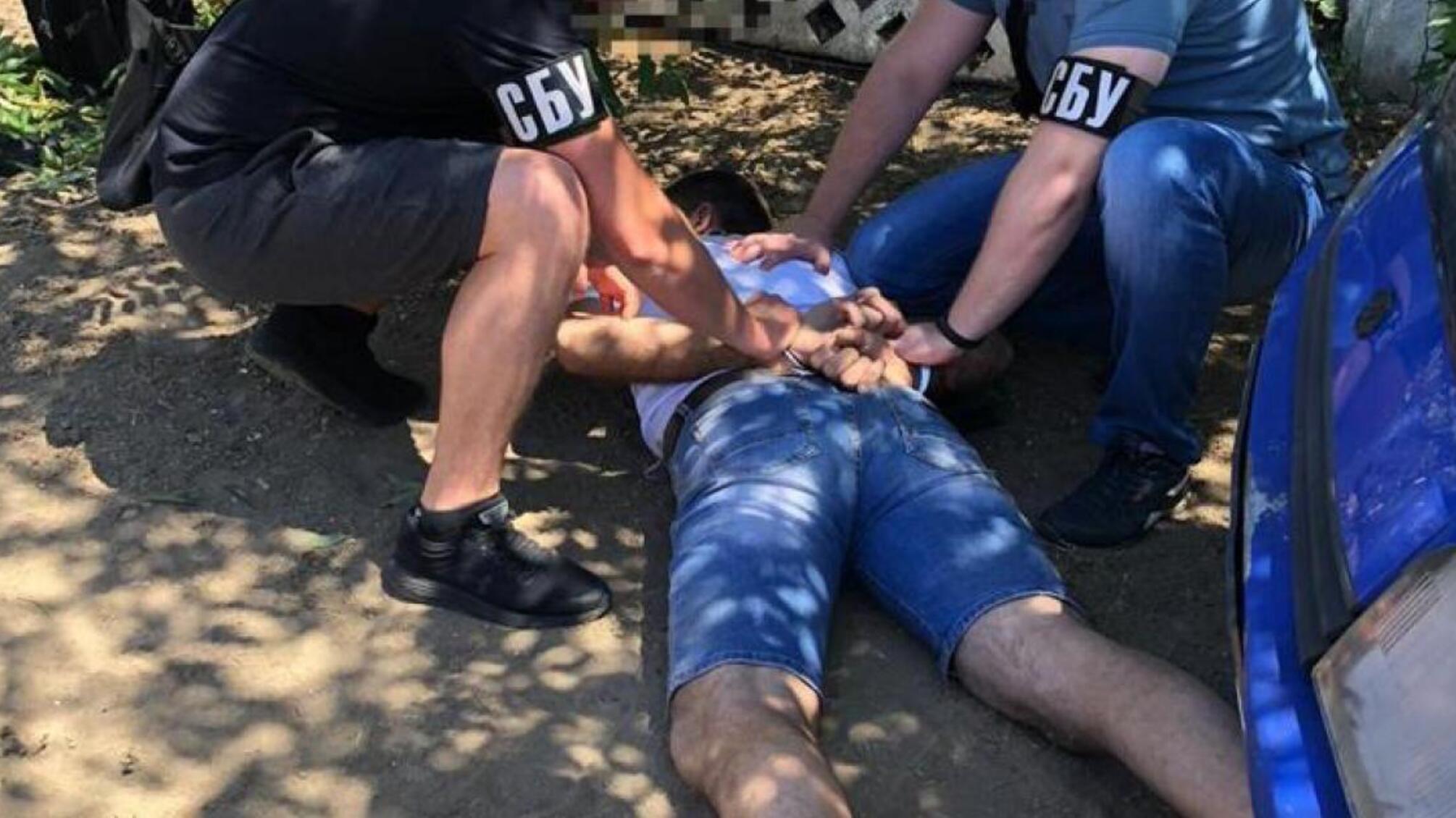 ДБР затримало поліцейського під час збуту наркотиків