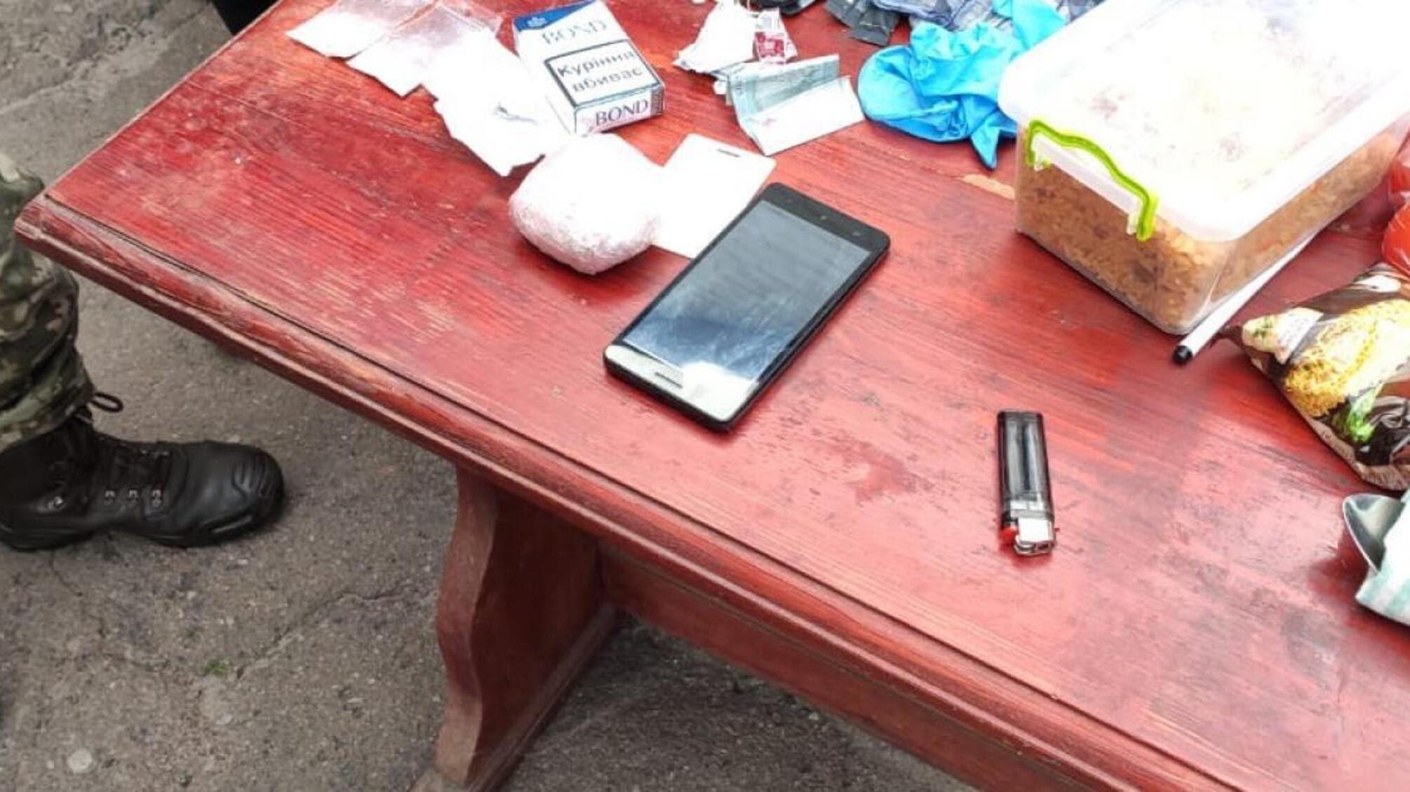 Продаж наркотичних речовин у Чернігівському слідчому ізоляторі – ДБР повідомило про підозру трьом особам