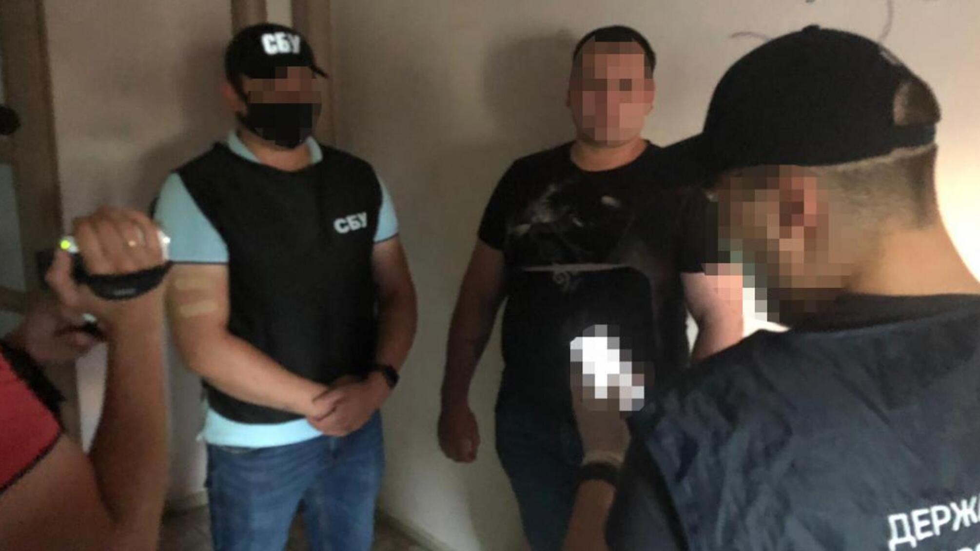 5 000 доларів США за довідки про непридатність до військової служби – ДБР затримало військовослужбовця та посередника