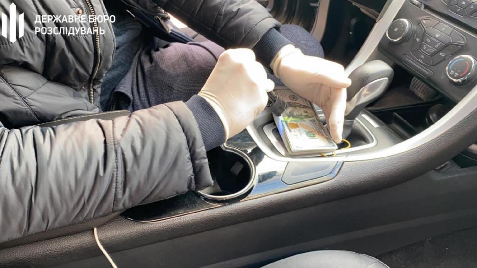 Хабар у сумі 20 000 доларів США – посадовець ДФС постане перед судом