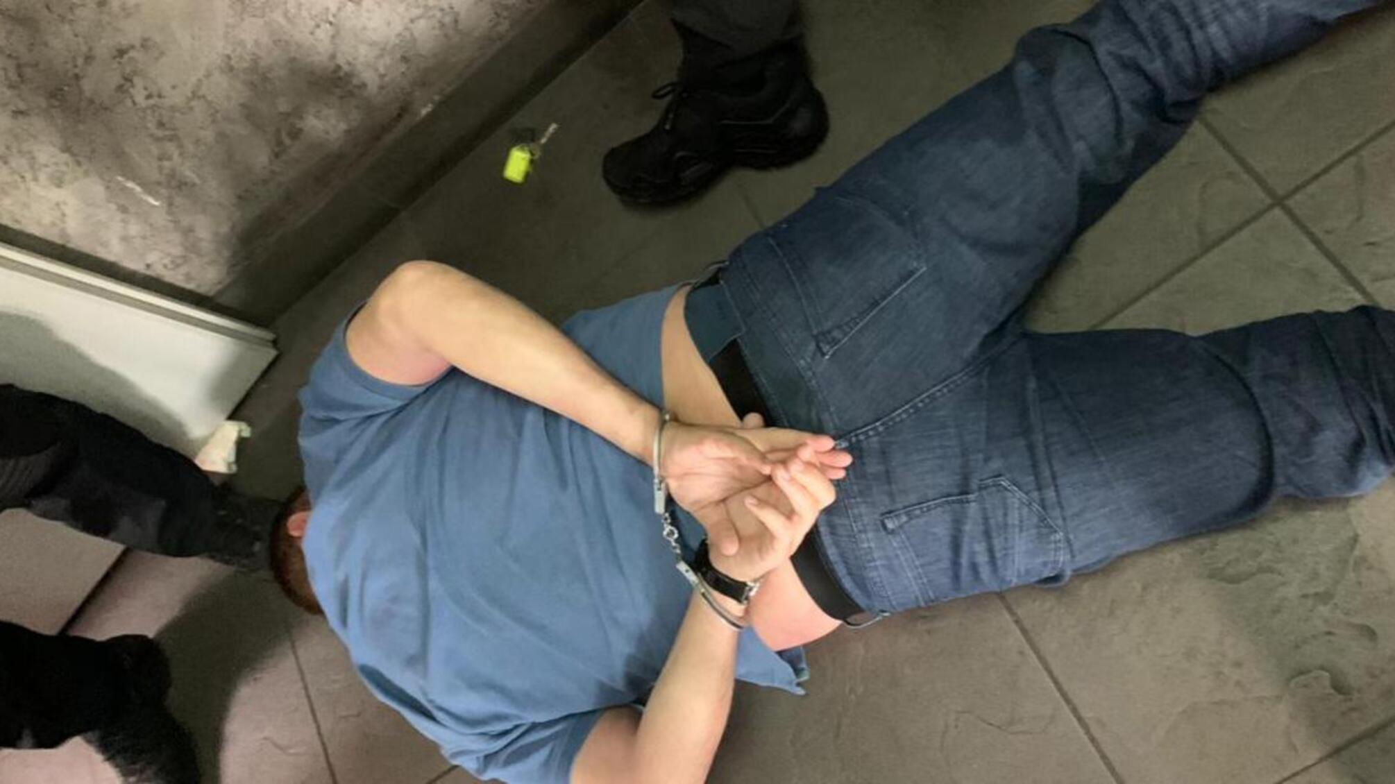 Систематичні хабарі на Одеській митниці - ДБР затримало трьох митників