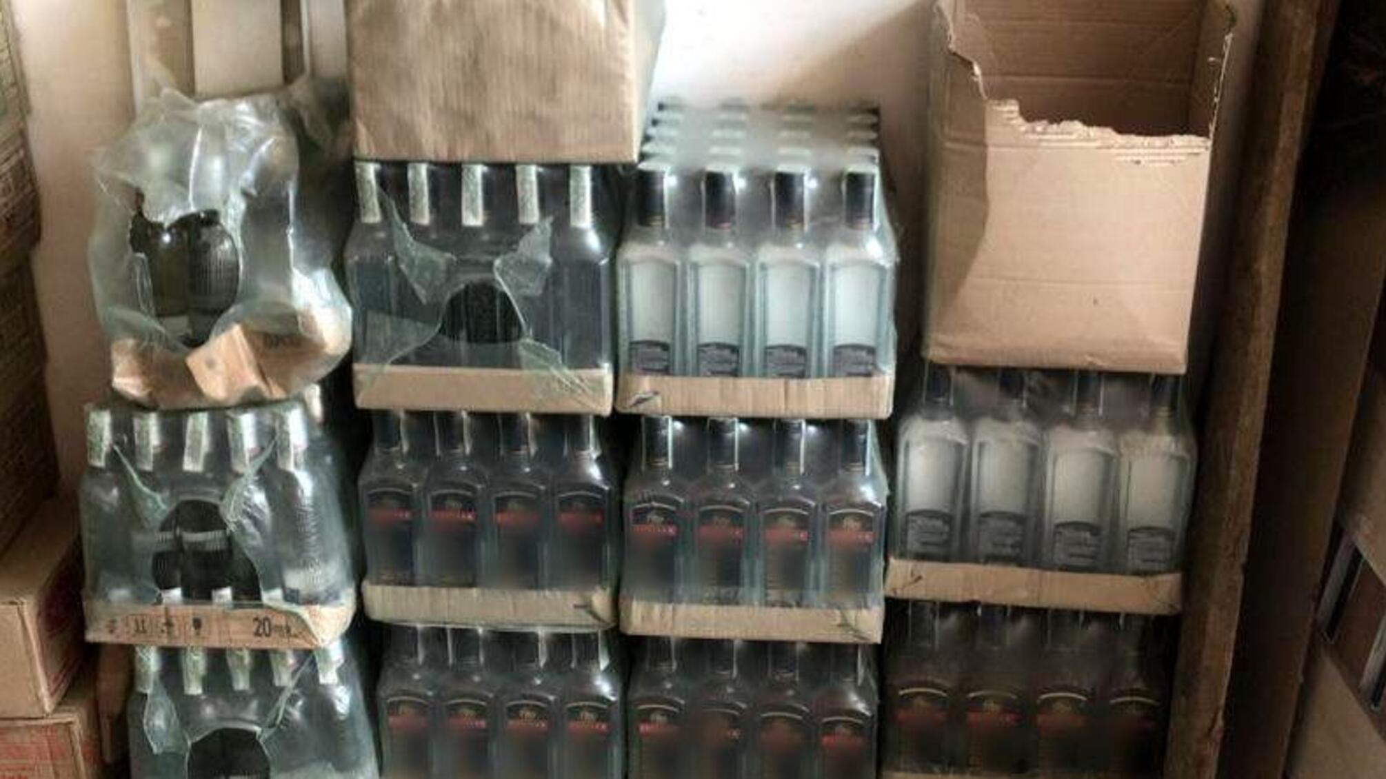 На Херсонщині поліцейські викрили масштабну мережу з виготовлення та збуту контрафактного алкоголю та цигарок