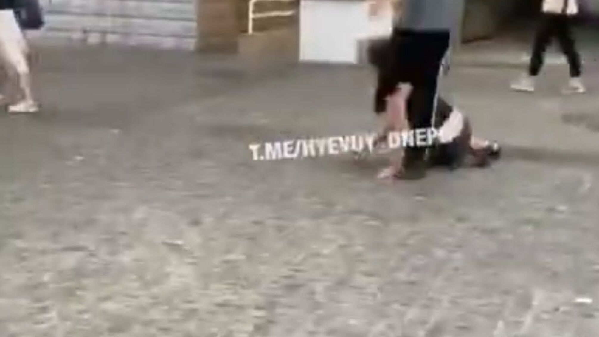 У Дніпрі чоловік посеред вулиці забив жінку ногами в голову (відео)