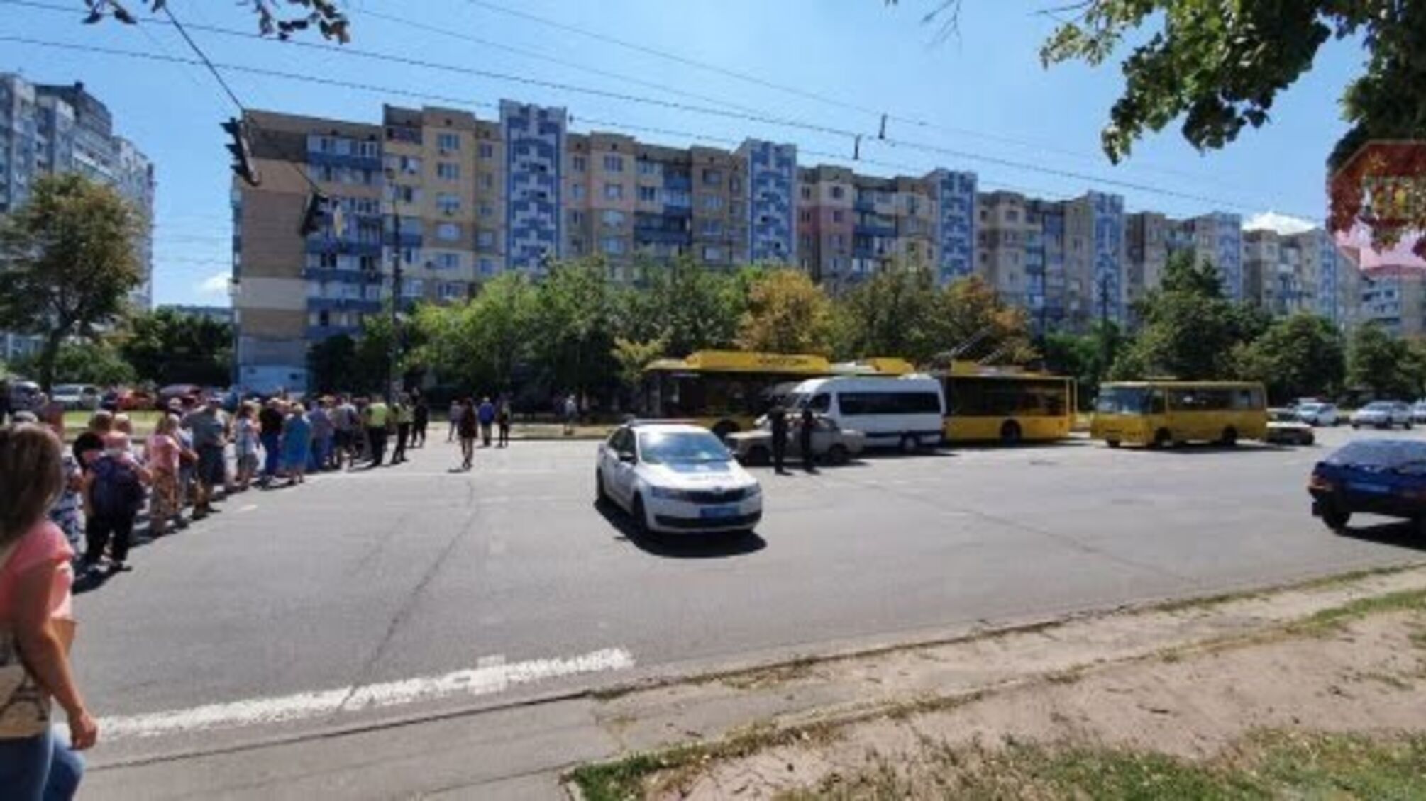 Перекриття дороги на Троєщині: жителі пояснили вимоги (відео)