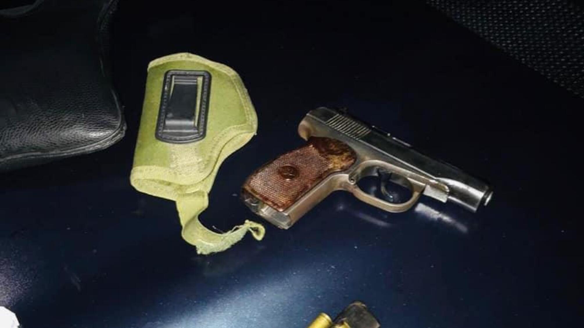 Поліцейські Прикарпаття оперативно затримали водія, у якого виявили зброю та наркотики