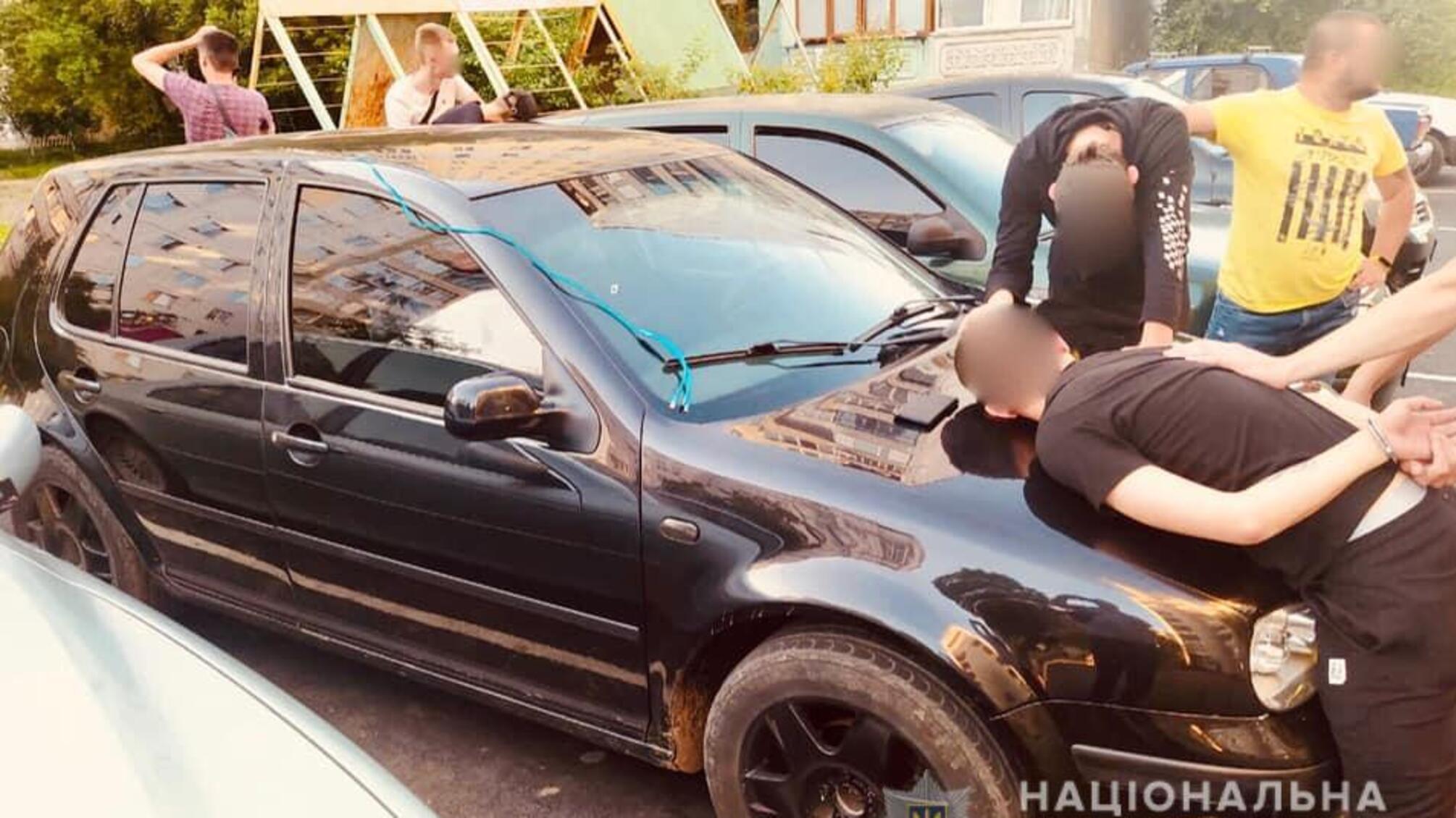 Прикарпатські поліцейські затримали злочинну групу, яка займалася збутом наркотиків