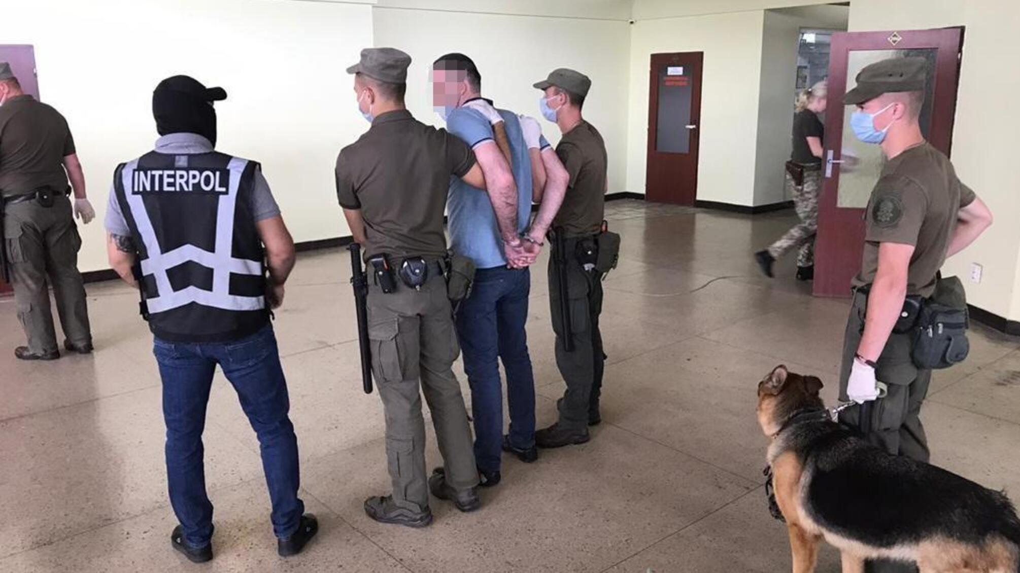 Закарпатська поліція екстрадувала до Угорщини двох злочинців