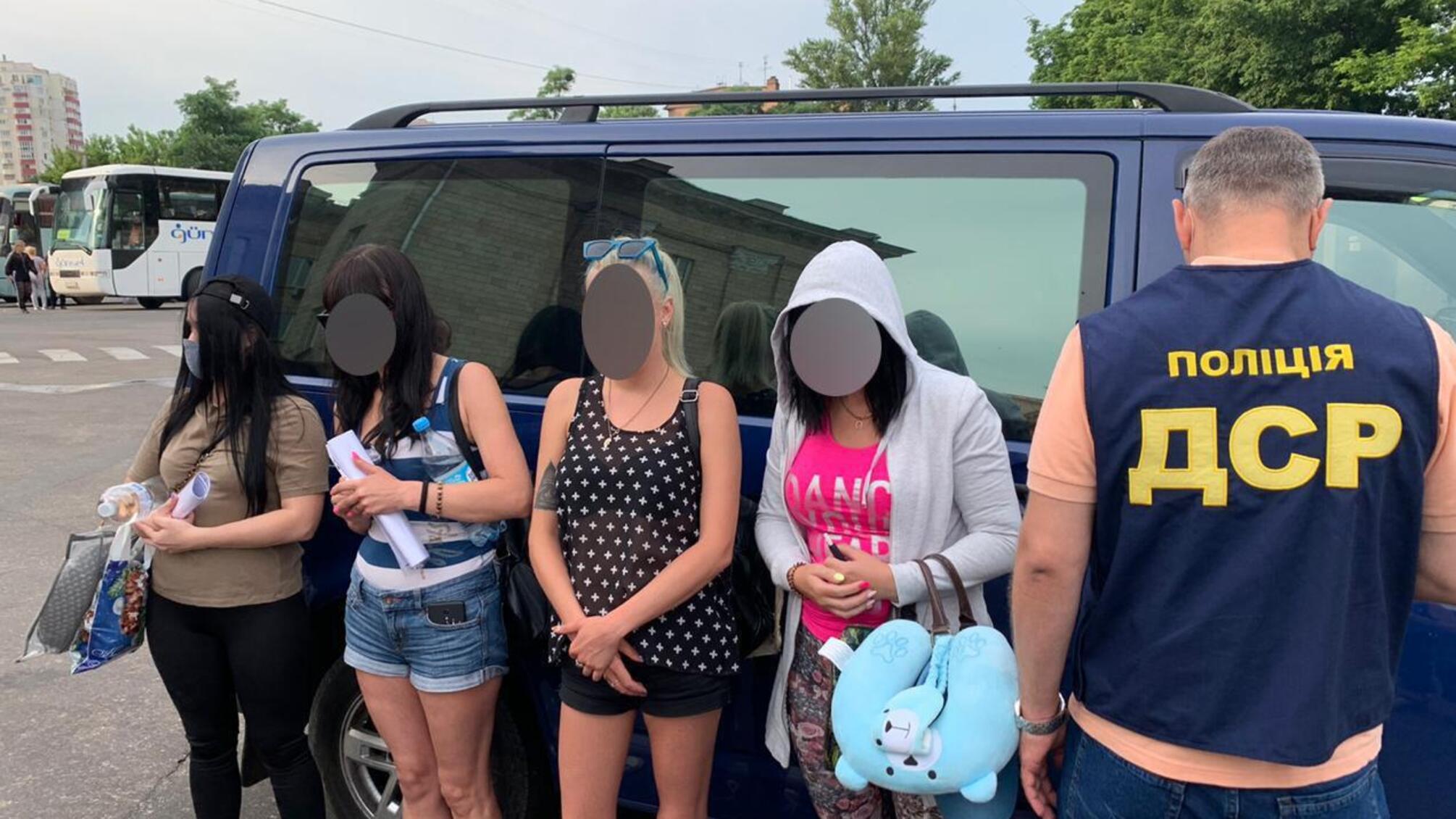 У Харкові правоохоронці затримали зловмисницю, яка вербувала жінок з метою сексуальної експлуатації