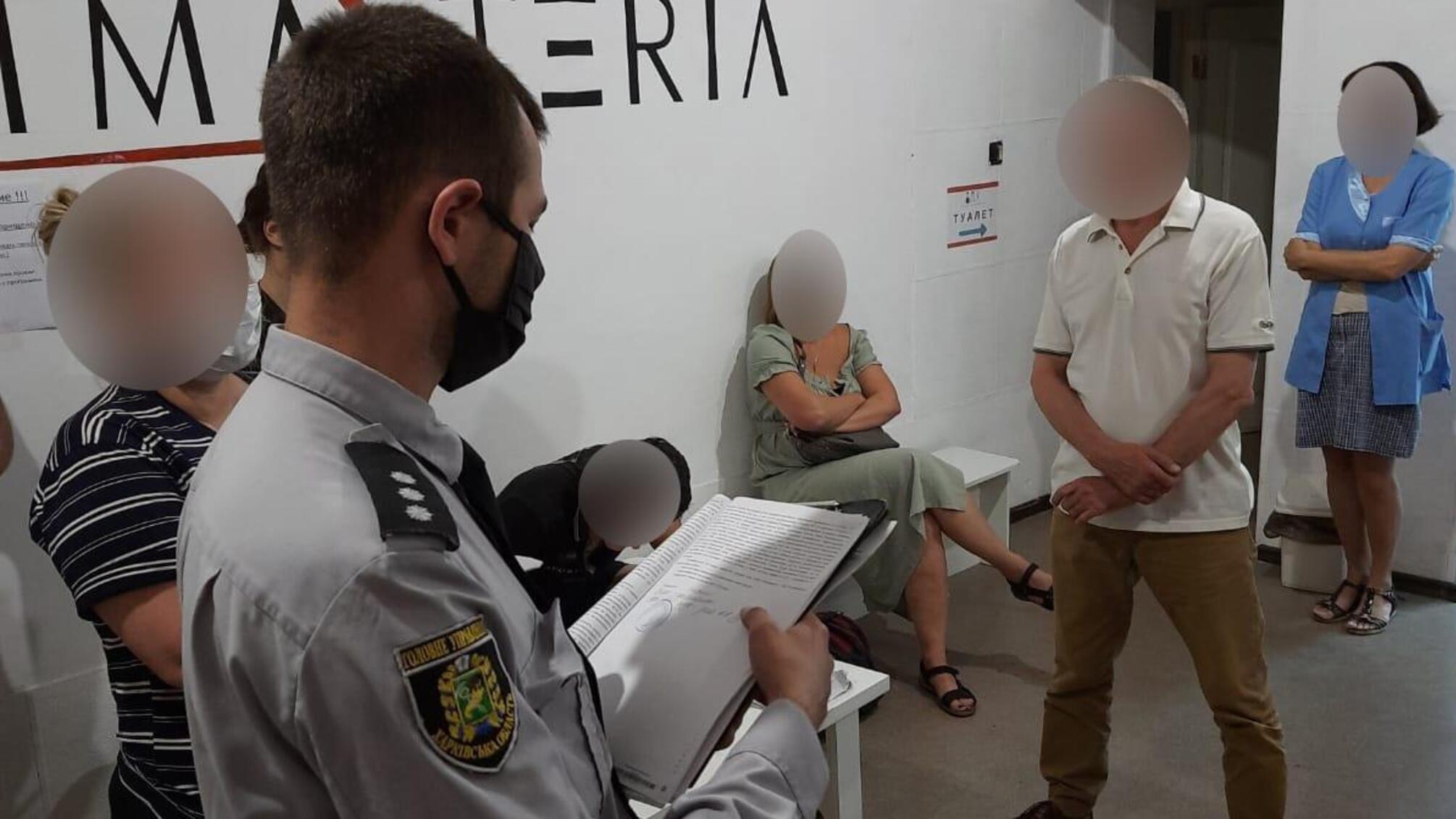 Поліцейські Харкова викрили чоловіка у незаконній видачі рецептів на право придбання наркотичних засобів та психотропних речовин
